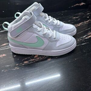 Like new Y2 Nike  court borough mid sneakers